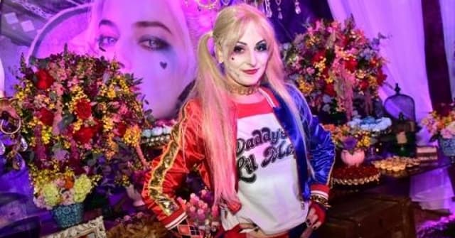 A aniversariante fantasiou-se da namorada do Coringa do Esquadrão Suicida em festa de aniversário temática
