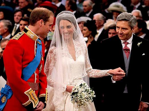 Kate e William se olham durante a cerimônia