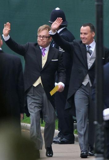 Elton John chega ao casamento