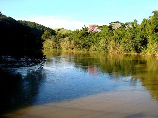 O Rio Paraiba do Sul passa por Guararema