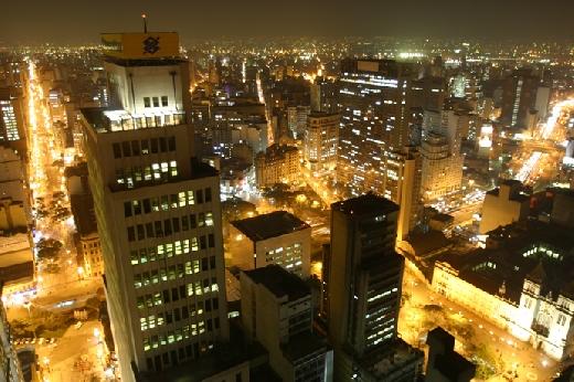 Vista noturna do centro da cidade