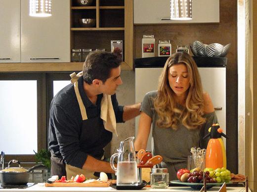Lucena (Grazi Massafera) está escondendo a gravidez do noivo Vicente (Ricardo Pereira) na novela Aquele Beijo