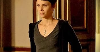 Nina (Débora Falabella) vai pedir a vaga de chef de cozinha de volta para Carminha (Adriana Esteves) em Avenida Brasil