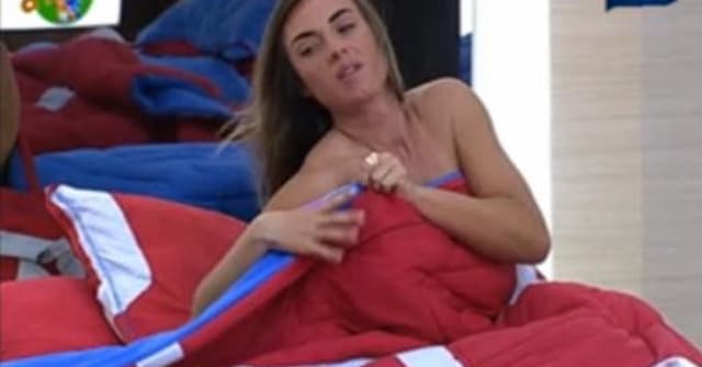 Modelo Nicole Bahls fala sobre ser mamãe durante o reality show A Fazenda 5, na Rede Record; veja fotos de Nicole Bahls