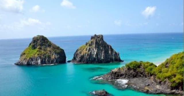 Fernando de Noronha é uma ilha com golfinhos e belezas naturais