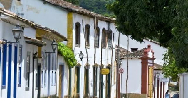A cidade de Tiradentes possui arte barroca em igrejas e casarões
