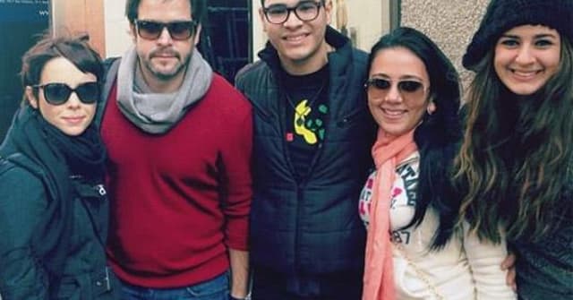 O casal Murilo Benício e Débora Falabella tiram fotos com fãs em Nova York