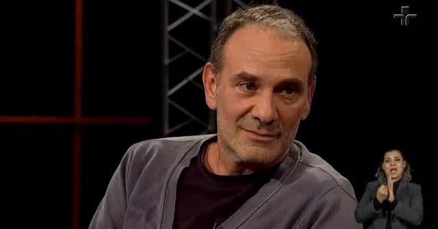 Apresentamos a Wikipédia do ator e diretor de cinema Marco Ricca; na vida pessoal, tem um filho com Adriana Esteves