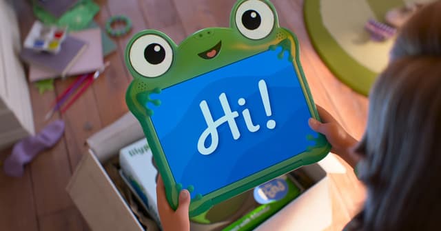 Pais e filhos de olho no novo filme da saga Toy Story da Pixar Disney. Crianças trocam brinquedos por tablet