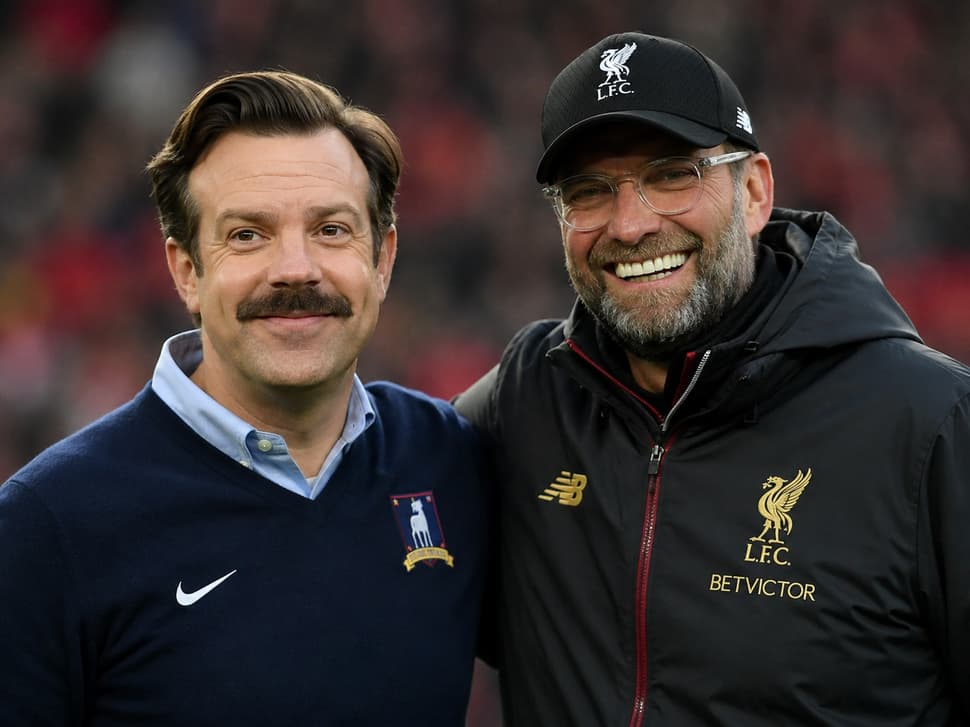Ted Lasso e Jürgen Klopp. Série da ficção e vida real